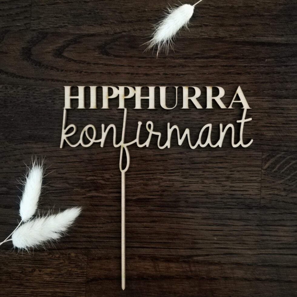 Kakepynt, treverk - Hipp hurra konfirmant
