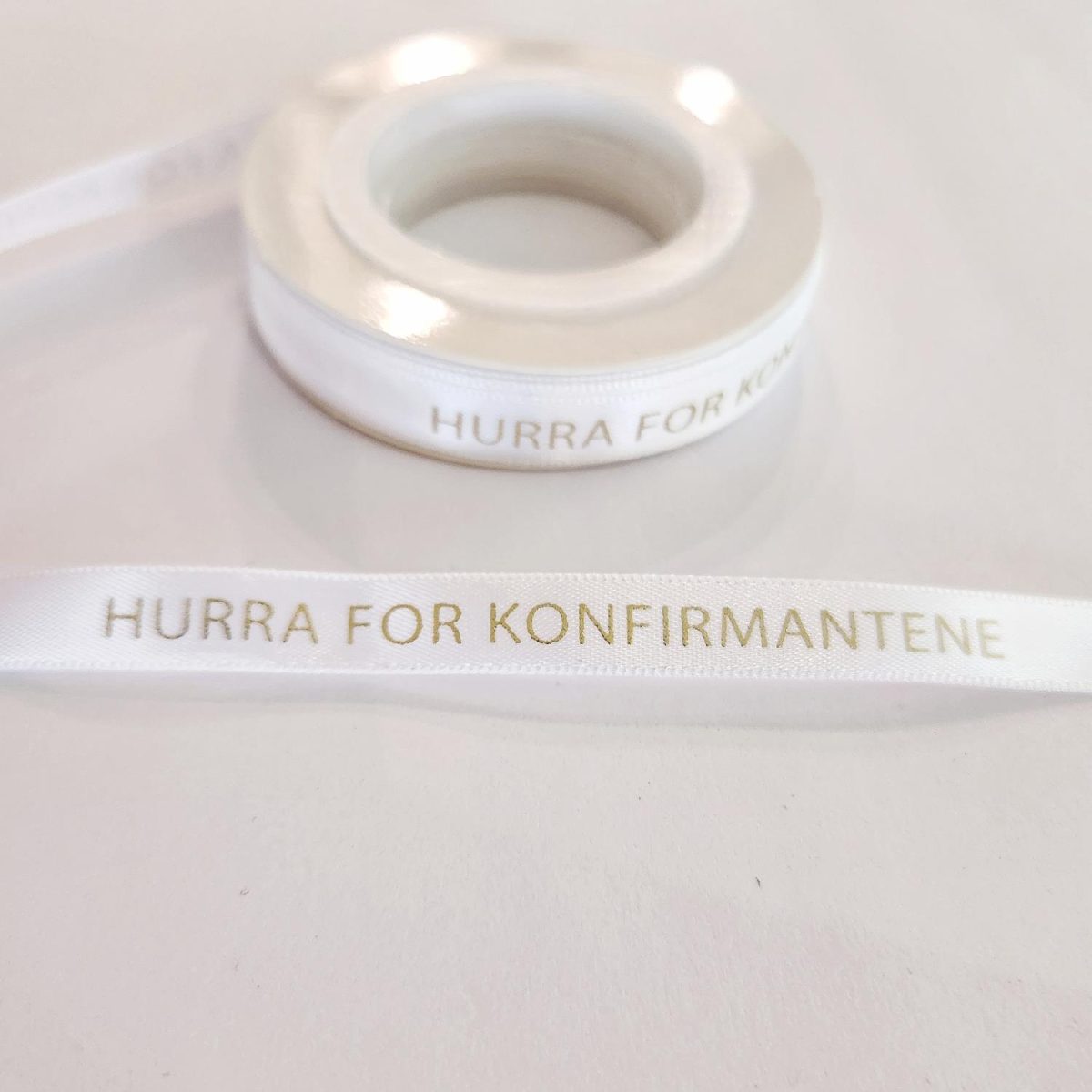 Silkebånd, hvitt - Hurra for konfirmantene - 10m