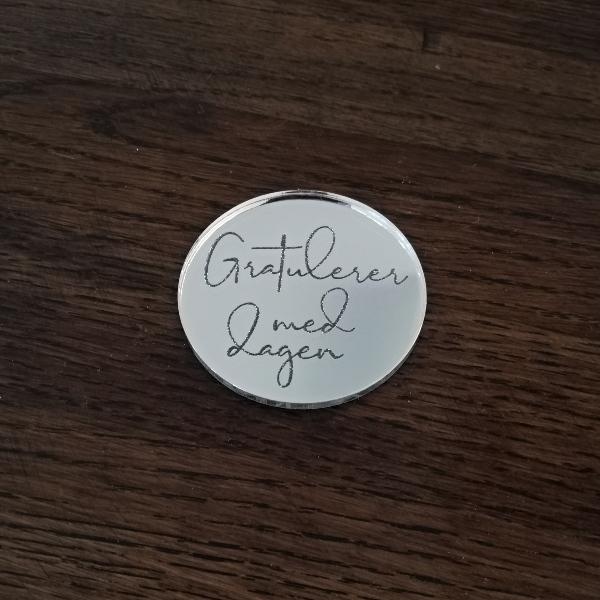 Gravert sirkel, speil sølv - Gratulerer med dagen