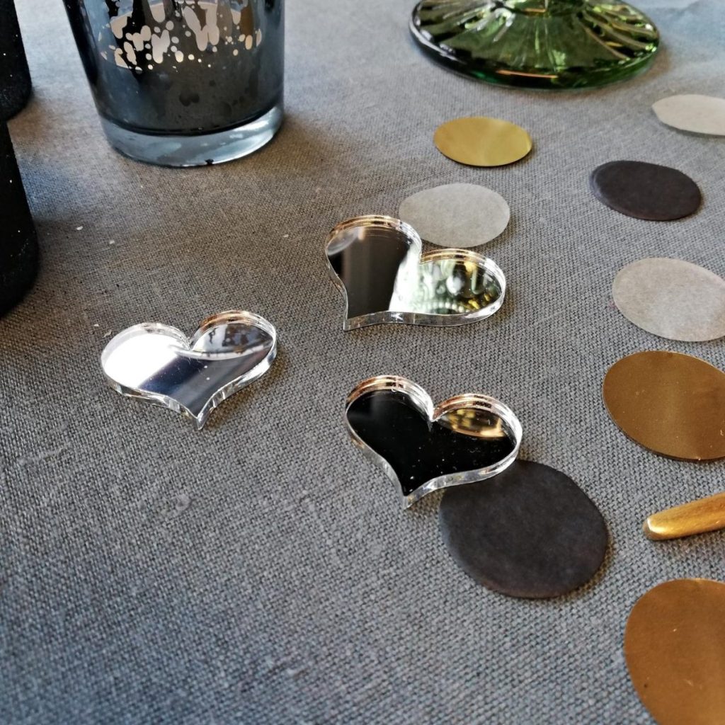 Bordkonfetti store hjerter, speil sølv - 20 stk