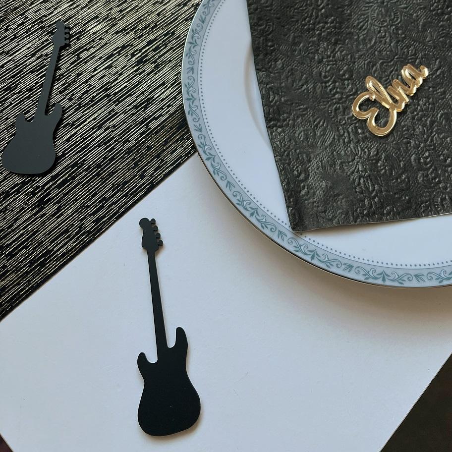 Bordkonfetti svart stor, gitar - 5 stk