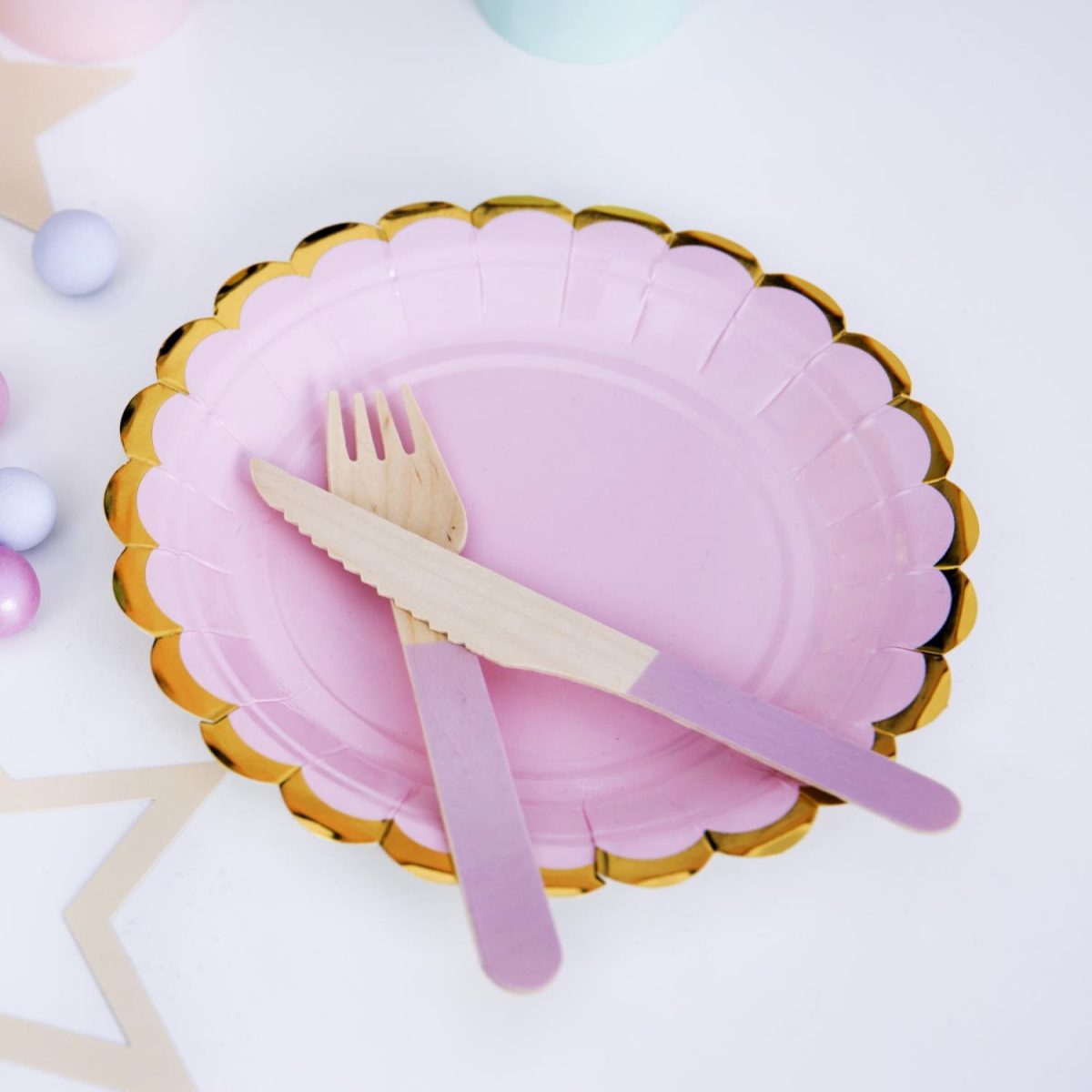 Papptallerkener runde, rosa med gullkant – 6 stk